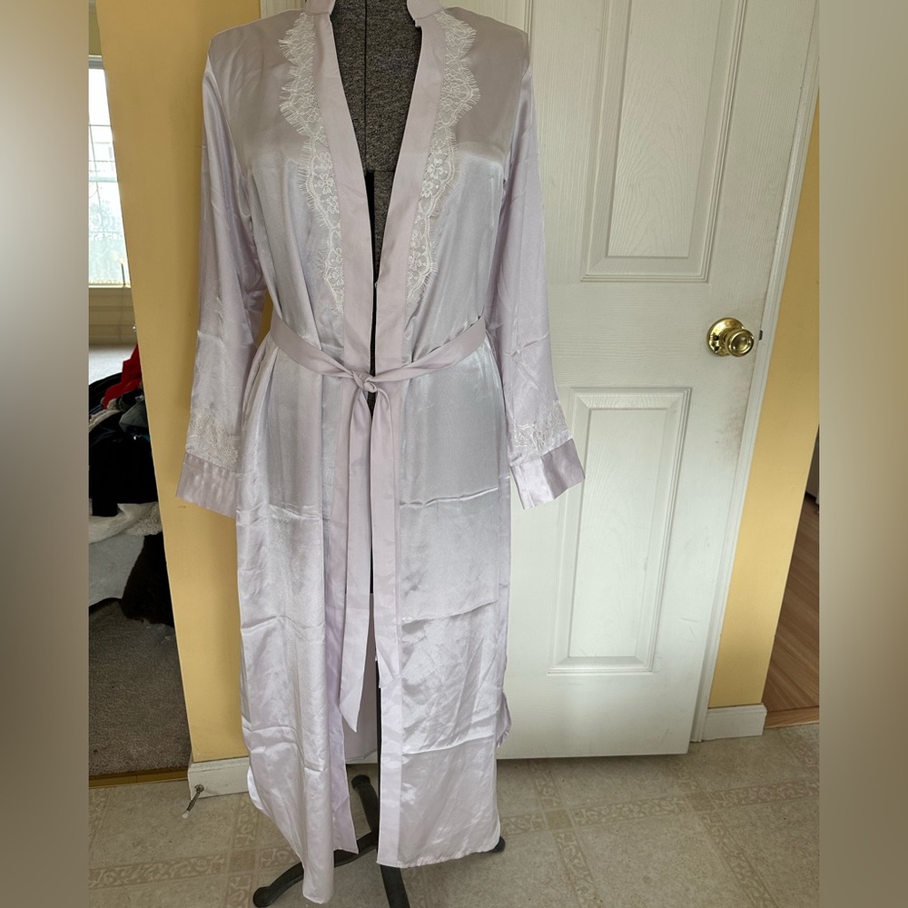 New women’s Mia Mia, lavender robe size large